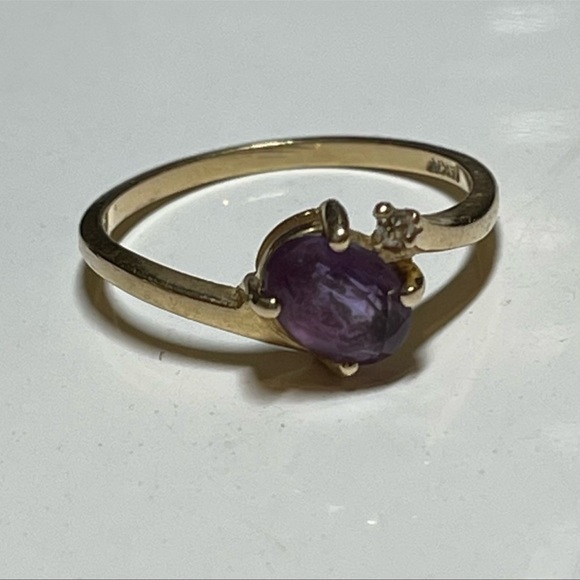 Vintage 14kt Yellow Gold Amethyst & Clear Stone Ring -
Size 6
Good condition - Picture 5 of 6